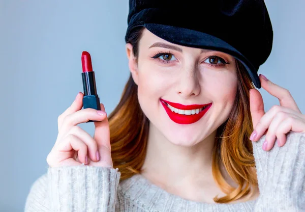 Frau in Pullover und Hut mit Lippenstift — Stockfoto