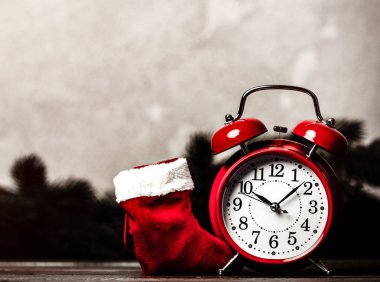Noel hediyesi ilmek ve gri arka plan üzerinde Noel Baba çorap ile