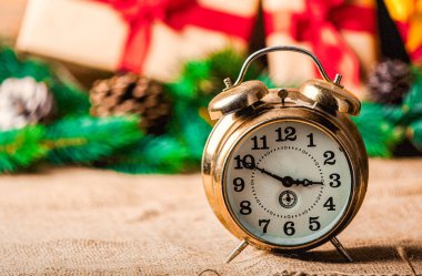 Çalar saat jüt ve arka plan üzerinde Noel hediyeleri