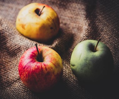 Elma jüt çuval arka plan üzerinde. Sonbahar sezonu hasat