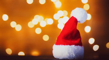 Santa Claus şapka ve arka plan üzerinde Noel ışıkları