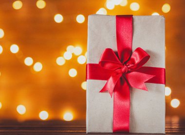 Kutusu ve peri ışıkları arka plan üzerinde mevcut