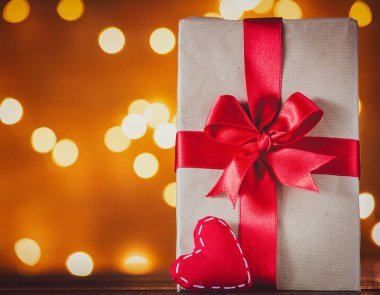 tatil hediye kutusu ve kalp hape oyuncak peri ışıkları arka plan üzerinde