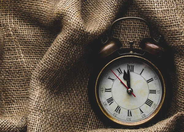 Relógio Alarme Vintage Fundo Juta Vista Acima — Fotografia de Stock