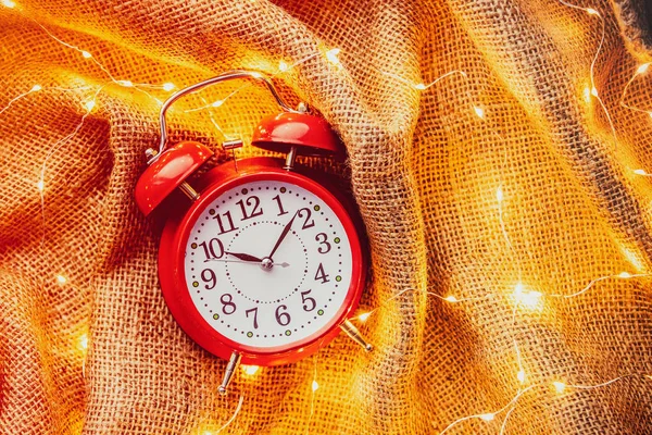 Relógio Alarme Vintage Luzes Fadas Torno Fundo Juta Sobre Ponto — Fotografia de Stock