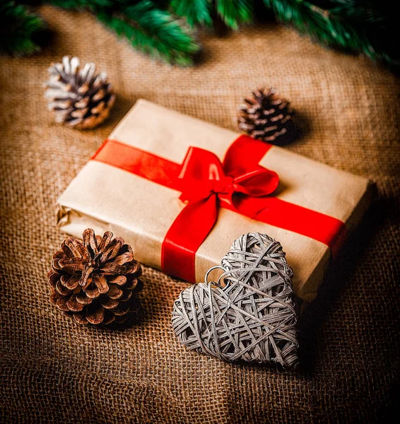 Cadeau Noël Cônes Pin Sur Fond Jute — Photo