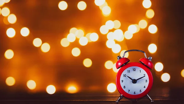 Vintage Alarm Clock Fairy Lights Background — Stock Photo, Image