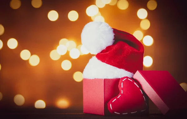 Caja Regalo Navidad Sombrero Papá Noel Con Forma Corazón Fondo —  Fotos de Stock