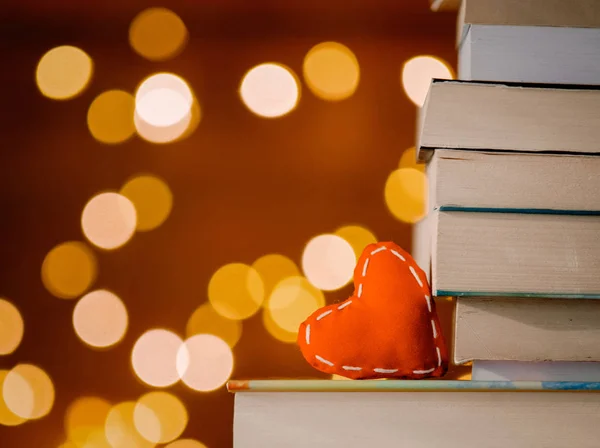 Forma Cuore Vicino Mucchio Libri Luci Fata Sfondo — Foto Stock