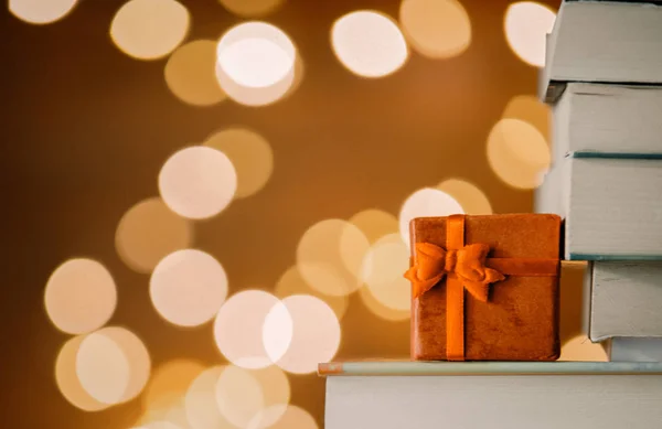 クリスマスのギフト ボックスと背景のフェアリー ライトと本の山 — ストック写真