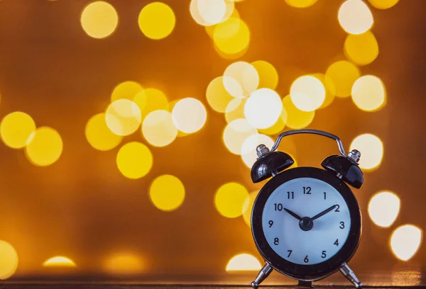 Relógio Alarme Vintage Luzes Fadas Fundo — Fotografia de Stock