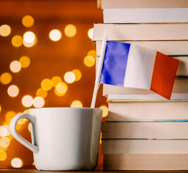 Fransa Bayrağı Kitap Peri Işıkları Arka Plan Üzerinde Yakınındaki Beyaz — Stok fotoğraf
