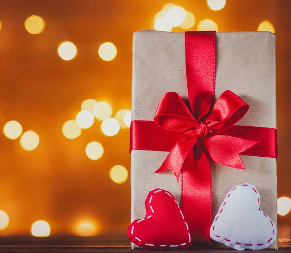 Праздничный Подарок Коробка Сердце Форме Игрушки Фоне Fairy Lights — стоковое фото
