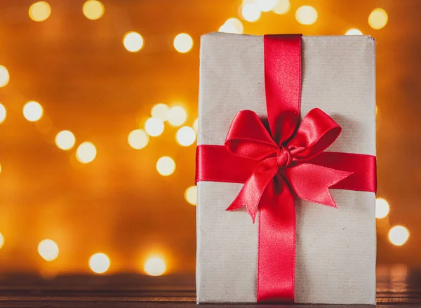 Kutusu ve peri ışıkları arka plan üzerinde mevcut