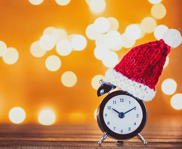 Relógio Despertador Vintage Com Chapéu Papai Noel Luzes Fadas Fundo — Fotografia de Stock