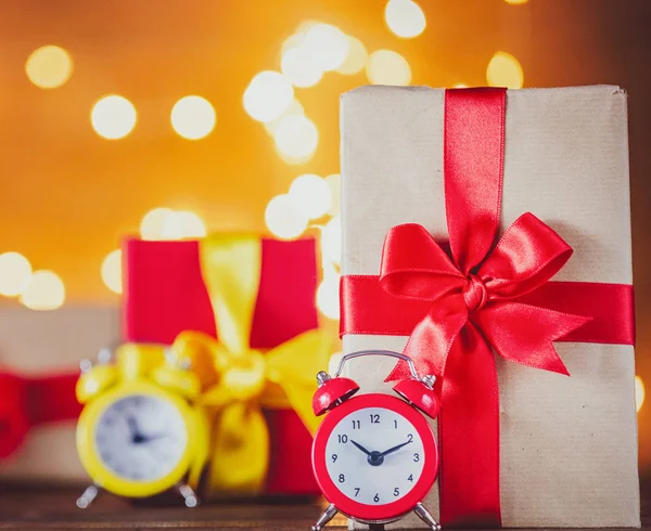 Hadiah Natal Dan Jam Alarm Antik Dengan Cahaya Peri Latar — Stok Foto