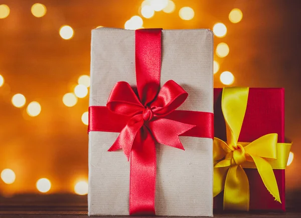 Kutusu ve peri ışıkları arka plan üzerinde mevcut