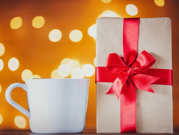 Taza Blanca Café Caja Regalo Luces Navidad Fondo — Foto de Stock