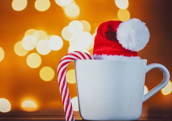 Witte Kopje Thee Koffie Met Snoep Kegel Kerstverlichting Achtergrond — Stockfoto