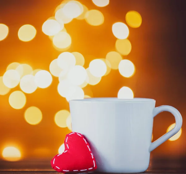 Λευκό Φλιτζάνι Τσάι Καφέ Και Καρδιά Παιχνίδι Σχήμα Λαμπάκια Φόντο — Φωτογραφία Αρχείου