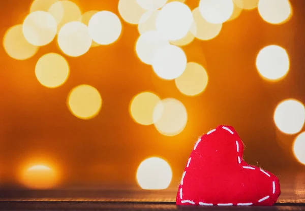 Herzform Geschenk Und Fee Lichter Auf Dem Hintergrund — Stockfoto