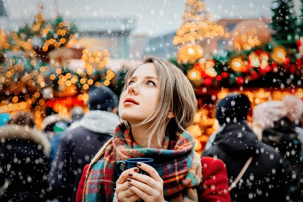 Menina com xícara de bebida quente na feira de Natal — Fotografia de Stock