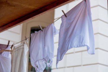 beyaz bir ip kıyafetlere köylü yaşlı