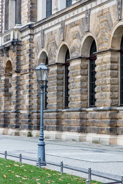 Lampada da strada in metallo vintage vicino al vecchio edificio — Foto Stock