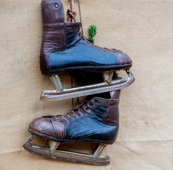 Vieux patins à glace accrochés à la corde — Photo