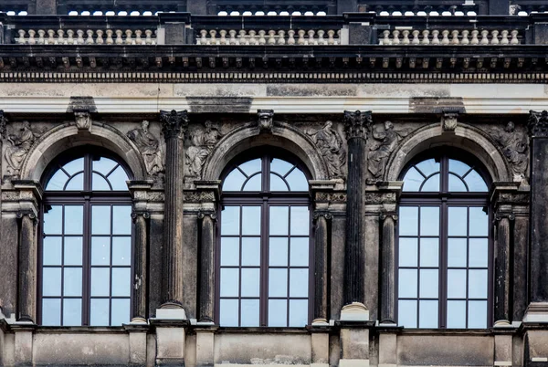 Vecchio edificio con finestre in stile barocco — Foto Stock