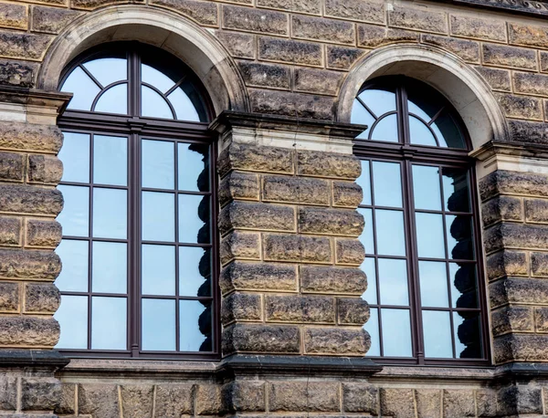 Vecchio edificio con finestre in stile barocco — Foto Stock