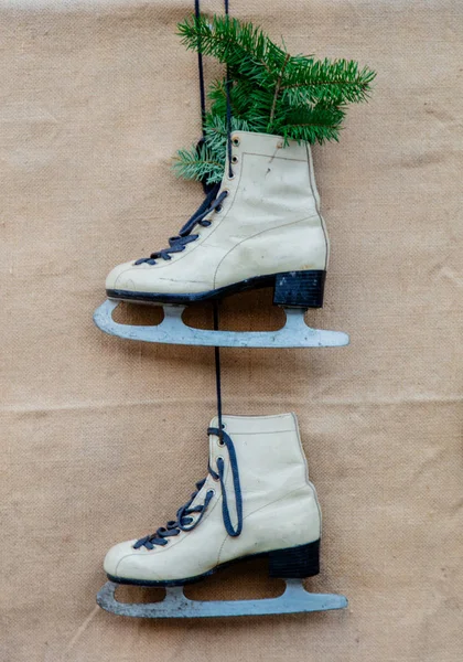 Old ice-skates hang on rope — Stock Photo, Image