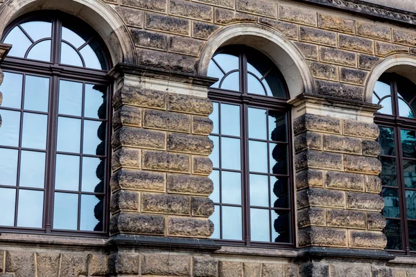 Vecchio edificio con finestre in stile barocco — Foto Stock