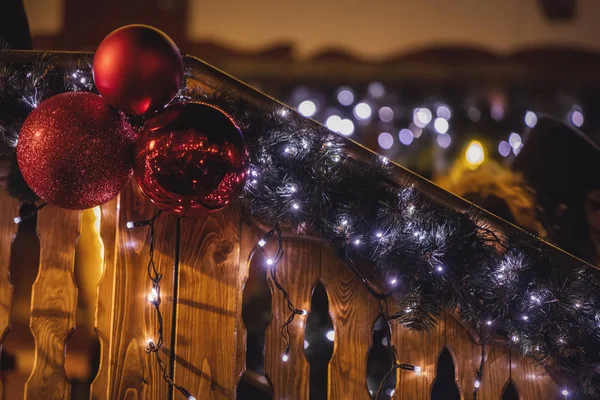 Baubles és a fából készült korlát égősor — Stock Fotó