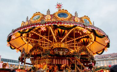 Dresden, Almanya - 14 Aralık 2018: kare Altmarkt evlerin Noel carousel, oyuncaklar ve sahne Dresden Noel piyasadaki görünüm