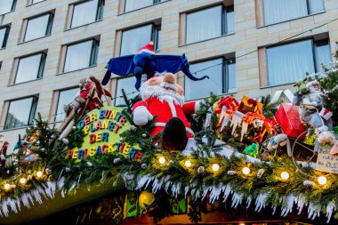Dresden Noel piyasada Altmarkt meydanında Noel süslemeleri, oyuncak ve sahne görünümü evler