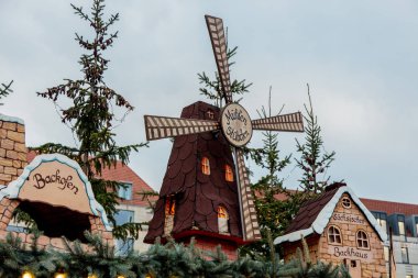 Dresden, Almanya - 14 Aralık 2018: Noel süslemeleri, oyuncaklar ve sahne görünümünü evler kare Altmarkt üzerinde Dresden Noel piyasada