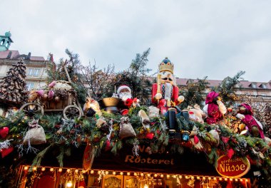 Dresden, Almanya - 14 Aralık 2018: Noel süslemeleri, oyuncaklar ve sahne görünümünü evler kare Altmarkt üzerinde Dresden Noel piyasada