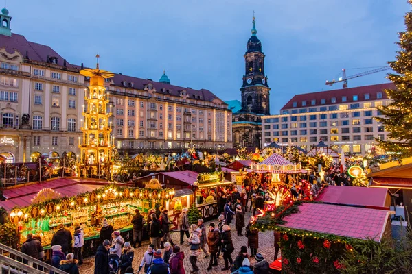 Juldekorationer, leksaker och landskap hus på julmarknaden i Dresden på det torget Altmarkt — Stockfoto
