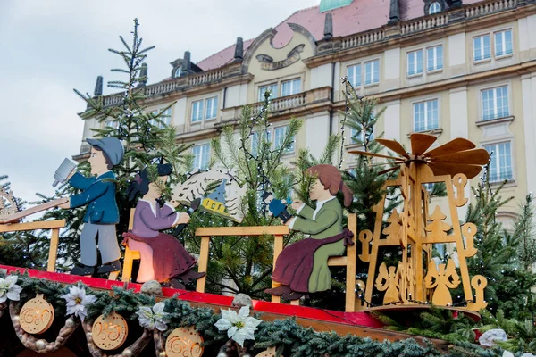 Oglądaj Dekoracje świąteczne, zabawki i dekoracje domów na Jarmark bożonarodzeniowy w Dreźnie, przy placu Altmarkt — Zdjęcie stockowe