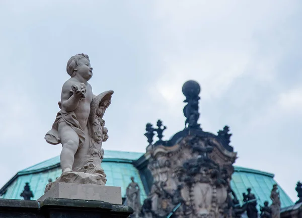 Vista a la estatua del palacio de Zwinger en diciembre —  Fotos de Stock