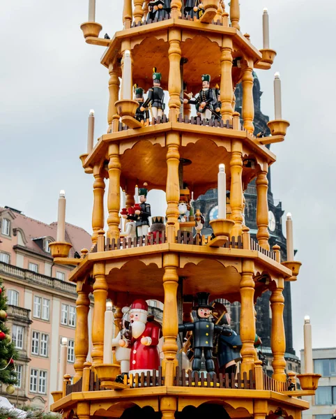 Oglądaj Dekoracje świąteczne, zabawki i dekoracje domów na Jarmark bożonarodzeniowy w Dreźnie, przy placu Altmarkt — Zdjęcie stockowe