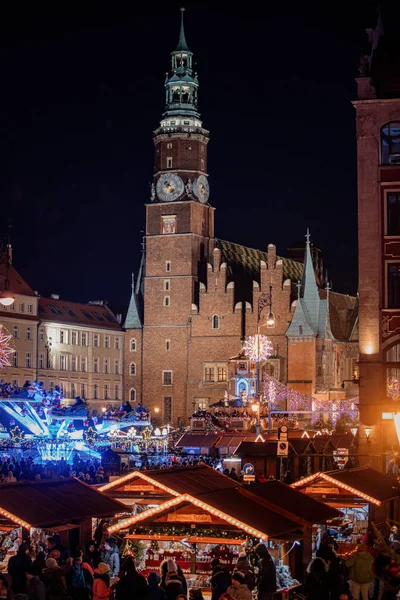 Вид на рождественскую ярмарку ночью во Вроцлаве, Польша — стоковое фото