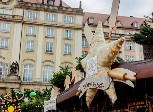 A karácsonyi díszek, a játékok és a táj a nézet házak a karácsonyi vásár Dresden Altmarkt téren — Stock Fotó