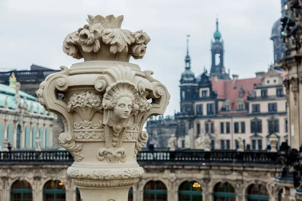 Vista na estátua do palácio de Zwinger em dezembro — Fotografia de Stock