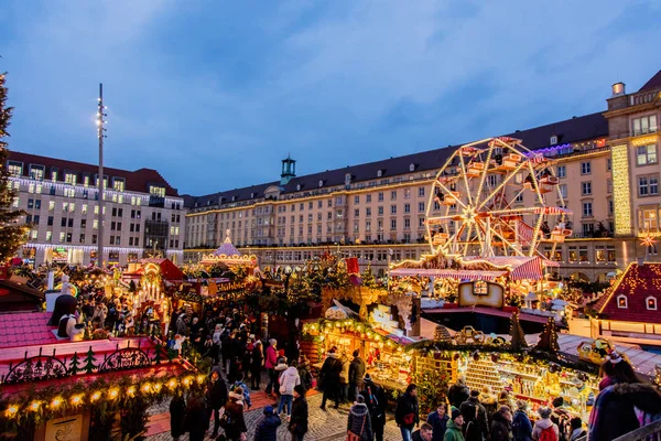 Dresden, Almanya - 14 Aralık 2018: Noel süslemeleri, oyuncaklar ve sahne görünümünü evler kare Altmarkt üzerinde Dresden Noel piyasada