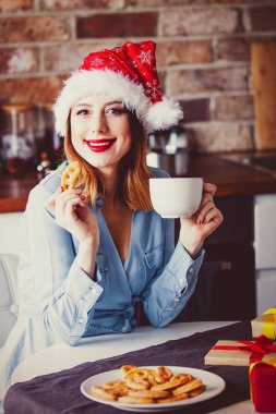 Kahve veya çay ile genç Kızıl saçlı kadın