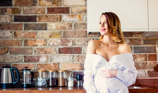 Mulher grávida ruiva bonita em vestido branco — Fotografia de Stock