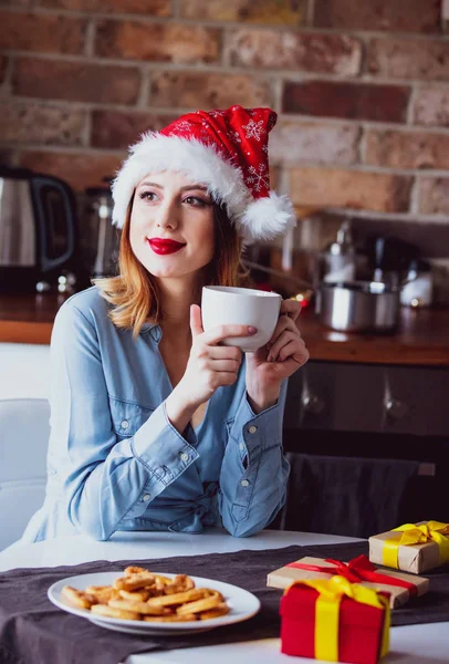 コーヒーや紅茶のカップで若い赤毛の女性 — ストック写真