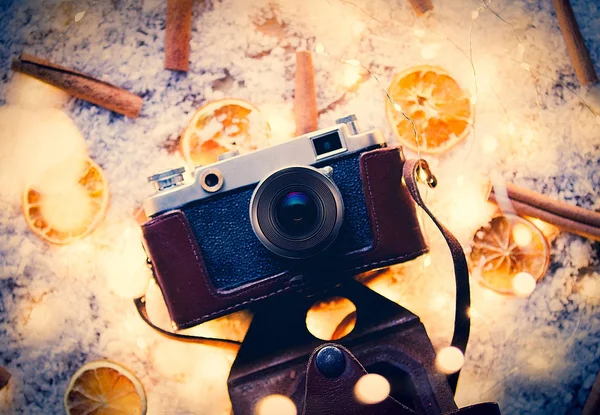 Vintage fotoğraf makinesi ve limon ile cinnamons — Stok fotoğraf